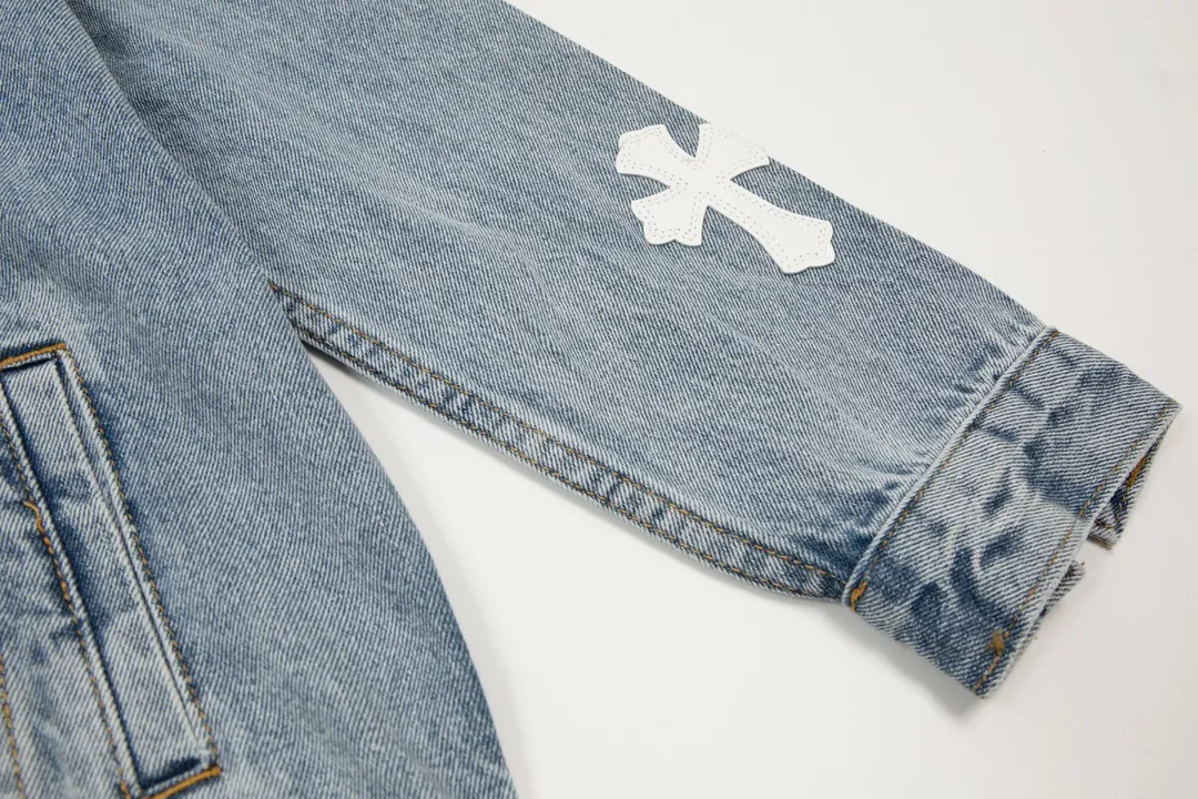P240 Style number: H122 Chrome Hearts CH cross leather label patch with Sanskrit letters for couples, washed denim jacket, shirt jacket. Super popular style is here. The best item for this weather, cool oversize style. The classic white cross logo is all over the whole dress, and the large cross leather label on the back is the finishing touch. It is generous and full of personality without being exaggerated. It is a perfect versatile style for spring and summer! It is made of 100% denim cotton fabric with heavy thread count and washed with water to ensure a stiff and tough shape while being comfortable and breathable against the skin. The high-density embroidery of Sanskrit letters is ultra-exquisite. The original molded custom buttons, large cross leather label, and Croxin's silver jewelry details are all luxurious! Casual and loose version, lazy and casual, the same style for men and women. It is very trendy to match it with sweatpants and wide-leg pants. The focus is on versatility. It can be used as a jacket in spring and autumn. Size: S-XL Color: blue